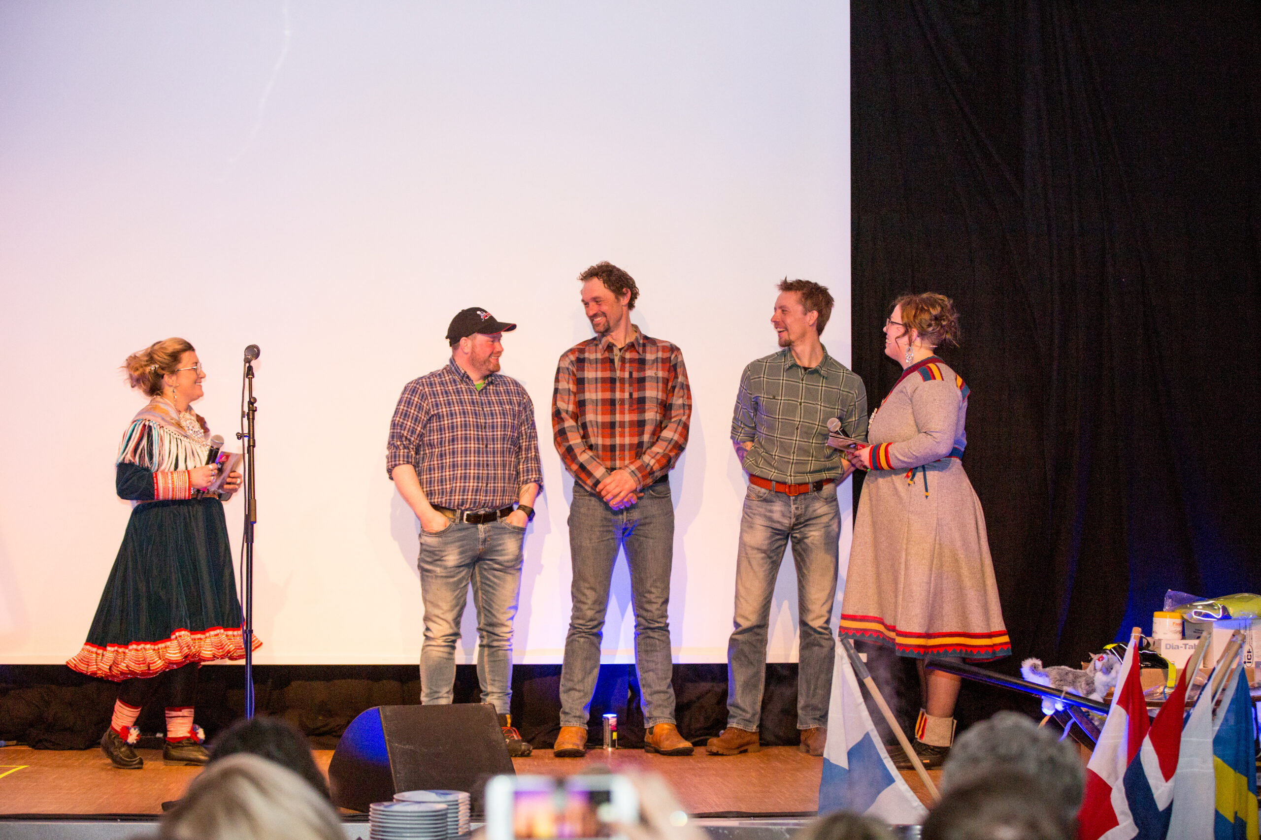 Medaljevinnerne Kristian Walseth (t.v.), Thomas wærner (midten) og John Erik Eriksen (t.h.) på scenen under avslutningsbanketten. (Foto: Mikhail Pankov)