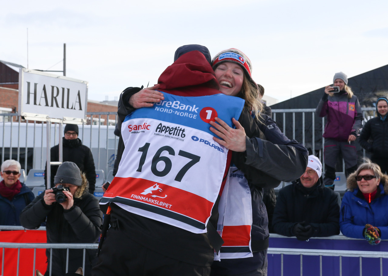 Vi klarte det! Glade førstegangskjørere har fullført FL-500 med renrasede spann. Linda Monsen Vassdal og Hans Petter Harangen med ryggen til. (Foto: Marit L. Abrahamsen)