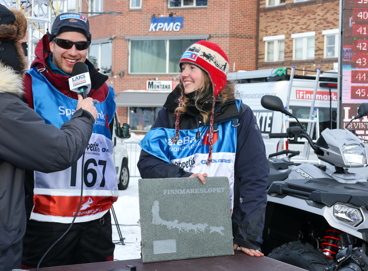 Hans Petter Haugen og Linda Monsen Vassdal intervjues på livesendinga til Finnmarksløpet etter å ha fullført FL-500 for aller første gang.