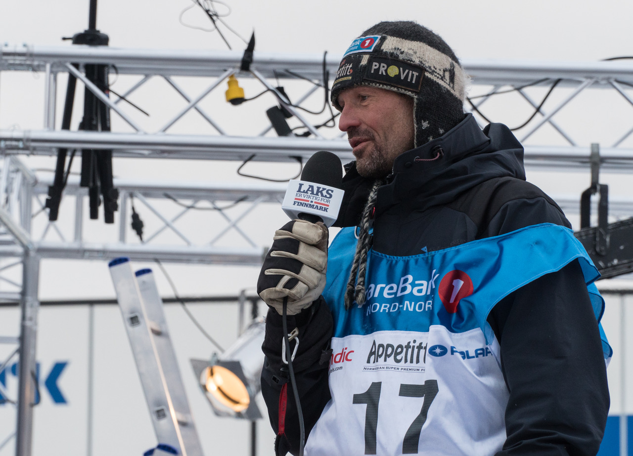 Thomas Wærner presenterte alle hundene i spannet etter målgang i Alta. (Foto: Marit L. Abrahamsen)