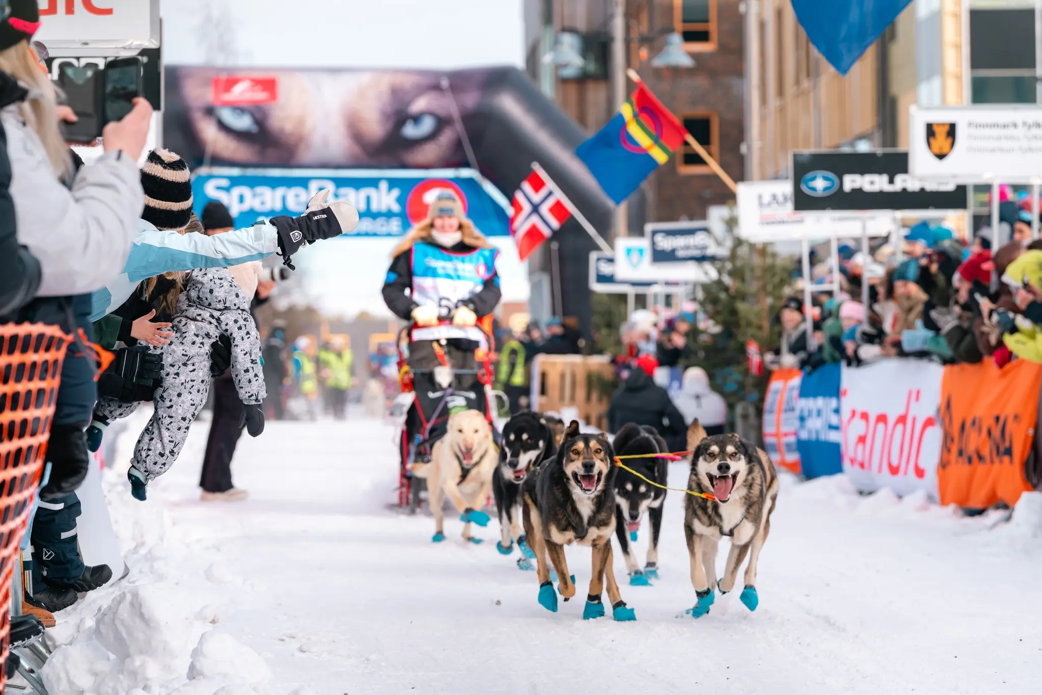 Bilde fra starten av Finnmarksløpet 2025